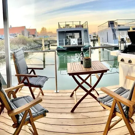 Hausboot Moby Chic Mit Dachterrasse In Kragenaes Auf Lolland/dk Botel *