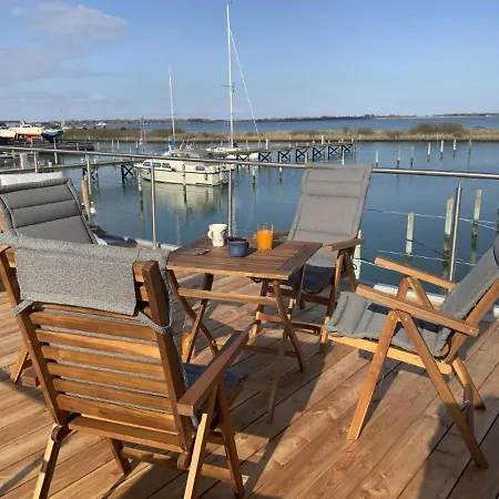 Botel Hausboot Moby Chic Mit Dachterrasse In Kragenaes Auf Lolland/dk *