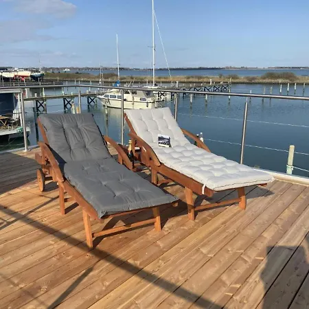 Hausboot Moby Chic Mit Dachterrasse In Kragenaes Auf Lolland/dk Botel Torrig
